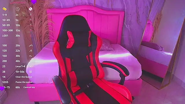 Snapshot of sarahrousse_ chatting on November 3, 7:59 pm sarahrousse online show from November 3, 7:59 pm