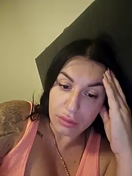 Snapshot of Julianneloreen chatting on November 5, 12:10 am Julianneloreen online show from November 5, 12:10 am