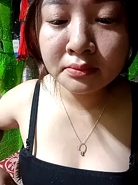 Snapshot of Bee-bgolden chatting on November 8, 7:41 am Bee-bgolden online show from November 8, 7:41 am