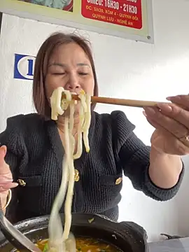 Snapshot of Liliy2x chatting on November 5, 2:00 am Liliy2x online show from November 5, 2:00 am