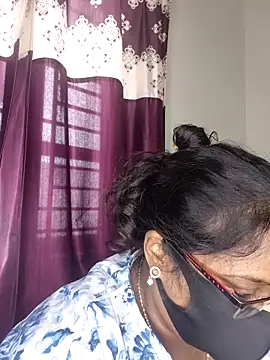 Snapshot of hootypriya chatting on June 21, 7:33 am hootypriya online show from June 21, 7:33 am