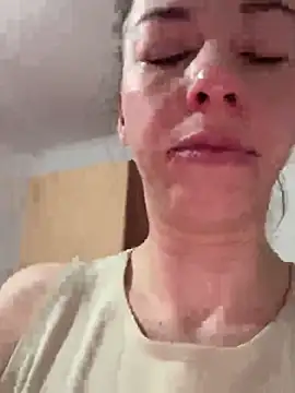 Snapshot of EdaQueen chatting on February 6, 6:40 am EdaQueen online show from February 6, 6:40 am