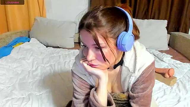 Eva purrr  online show from March 13, 8:59 pm