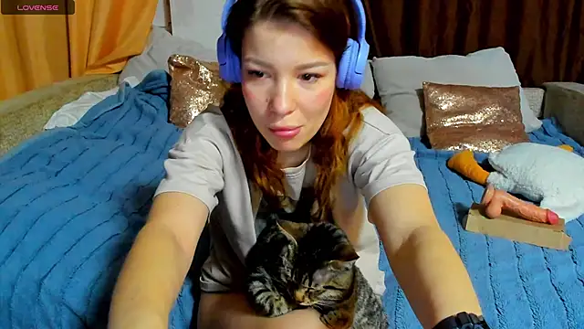 Eva purrr  online show from April 4, 1:15 am