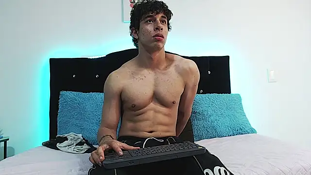 chris evans27 online show from February 13, 11:45 pm