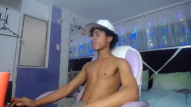 Snapshot of Santy_bigcock_01 chatting on May 19, 4:57 pm Santy bigcock 01 online show from May 19, 4:57 pm