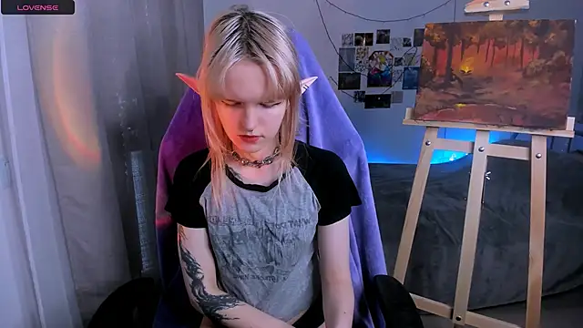 Snapshot of Mel_the_drawer chatting on April 22, 9:11 am Mel the drawer online show from April 22, 9:11 am