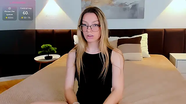 CindyMoriLove online show from November 26, 2:40 pm