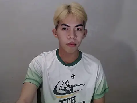 Snapshot of Urhotsilverboy chatting on June 8, 4:29 pm Urhotsilverboy online show from June 8, 4:29 pm