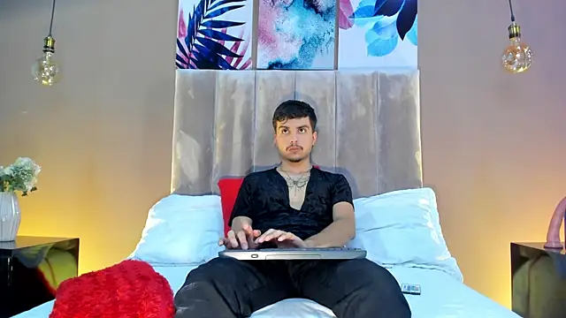 NicolasRey1 online show from November 13, 4:22 am