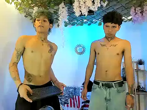 Snapshot of LATINDICKS chatting on November 5, 3:45 pm LATINDICKS online show from November 5, 3:45 pm