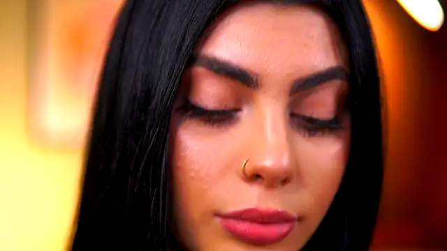 RavennaDArcy online show from November 26, 8:10 pm