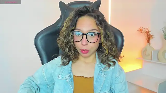 Snapshot of LuluuBerry chatting on December 2, 4:35 pm LuluuBerry online show from December 2, 4:35 pm