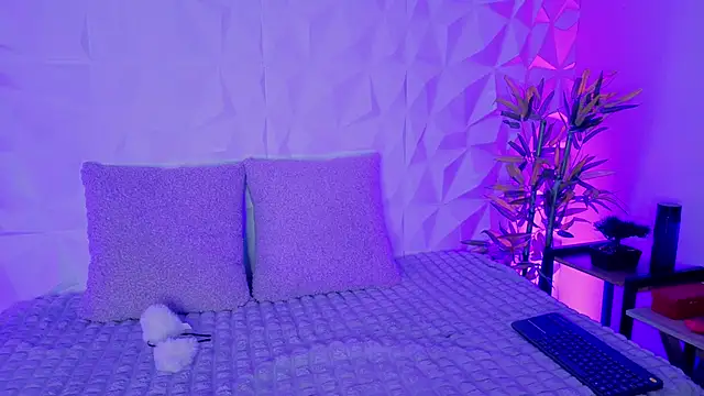  ViolletteNoir  online show from November 13, 8:30 pm