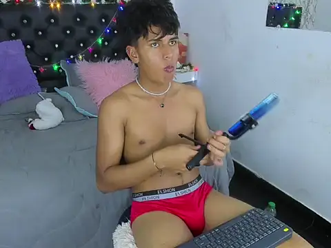 Valentino Lane online show from December 15, 2:05 am