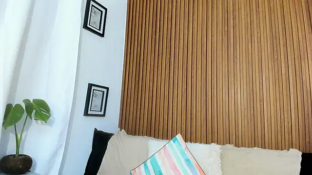 Mia girl123 online show from April 8, 1:38 am