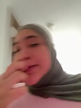 Snapshot of sweetmuslim01 chatting on May 6, 5:07 pm sweetmuslim01 online show from May 6, 5:07 pm