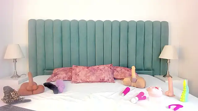 FrancescaSkuirt online show from February 19, 4:47 pm