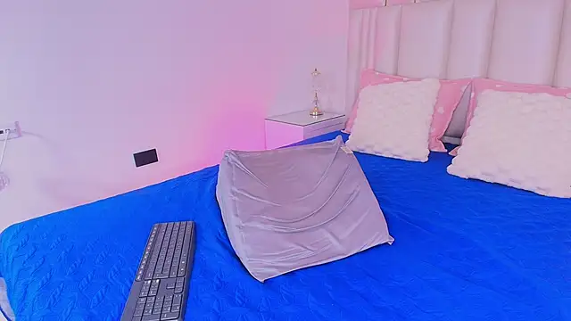 alanarose18 online show from April 11, 7:18 pm