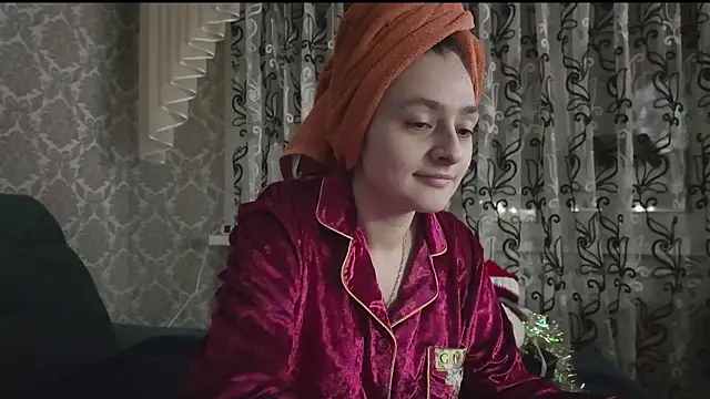 SweetLiaison online show from December 18, 4:57 pm