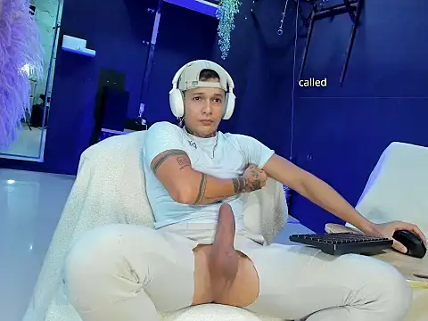 Snapshot of strong_dick7in chatting on May 7, 10:37 pm strong dick7in online show from May 7, 10:37 pm