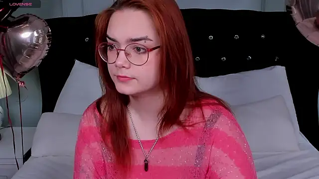 Snapshot of Lily__Evans chatting on February 6, 3:33 am Lily Evans online show from February 6, 3:33 am