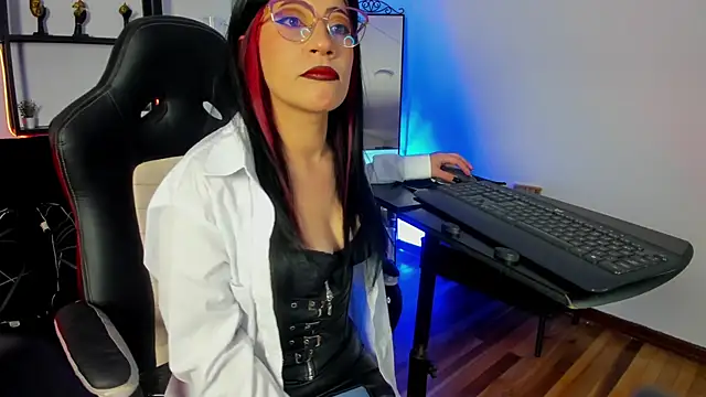 Snapshot of Halley_Ravenn chatting on June 26, 8:35 pm Halley Ravenn online show from June 26, 8:35 pm
