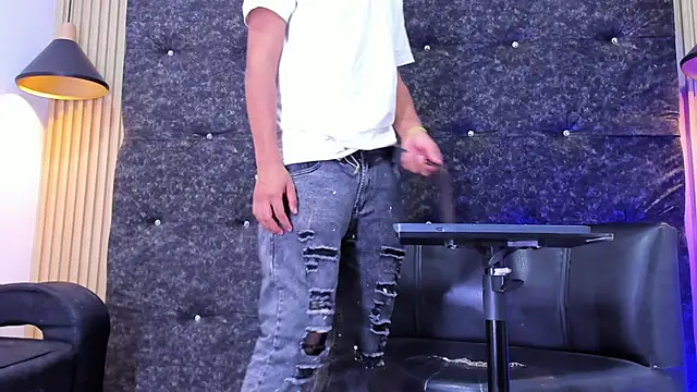 Snapshot of Tommy_bigcock19 chatting on November 9, 9:24 pm Tommy bigcock19 online show from November 9, 9:24 pm