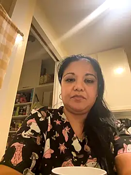 Snapshot of tattedlatina chatting on November 10, 8:13 am tattedlatina online show from November 10, 8:13 am