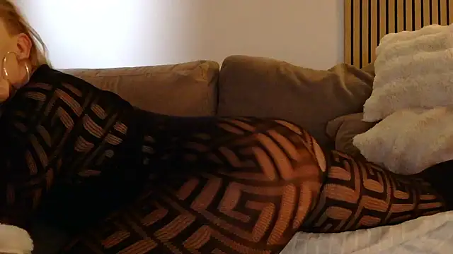 Snapshot of lorenarowena chatting on February 6, 3:15 pm lorenarowena online show from February 6, 3:15 pm