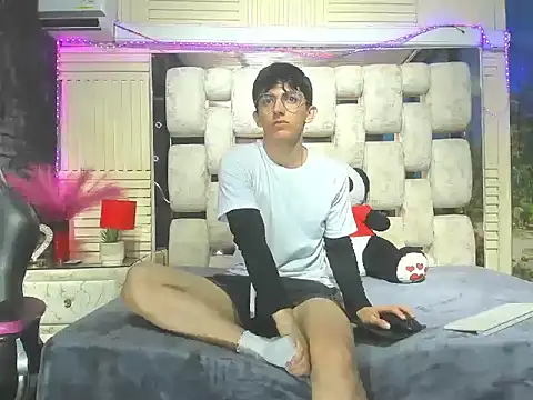 ElanGiraldo online show from March 2, 11:44 pm