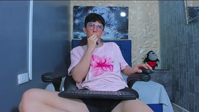 ElanGiraldo online show from June 18, 12:22 am