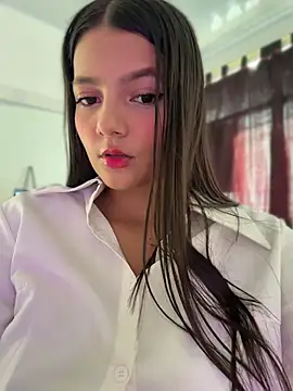 EmmiiGlow online show from April 14, 8:59 pm