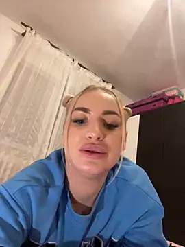 Snapshot of RuxyCatrina chatting on November 16, 10:04 pm RuxyCatrina online show from November 16, 10:04 pm