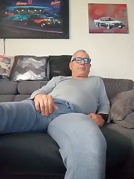 andy-1961 online show from November 17, 2:45 pm