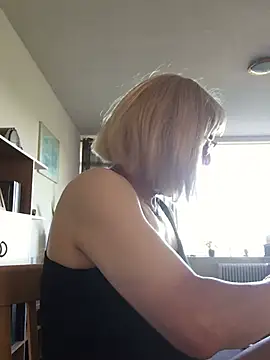 Snapshot of simone_xdressing chatting on July 1, 6:18 pm simone xdressing online show from July 1, 6:18 pm