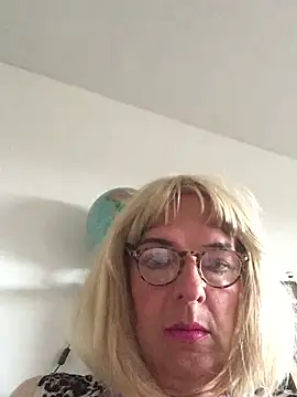 Snapshot of simone_xdressing chatting on July 12, 6:54 pm simone xdressing online show from July 12, 6:54 pm