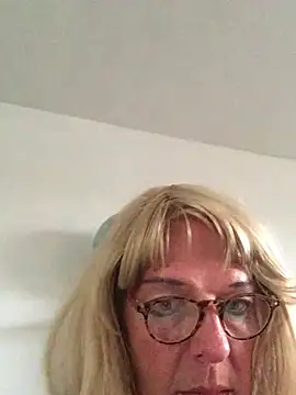 Snapshot of simone_xdressing chatting on July 18, 7:17 pm simone xdressing online show from July 18, 7:17 pm