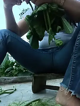 Snapshot of vangkt-cute chatting on June 2, 11:45 am vangkt-cute online show from June 2, 11:45 am