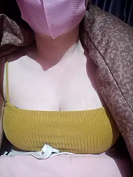 Snapshot of MiHeni chatting on January 6, 5:44 am MiHeni online show from January 6, 5:44 am