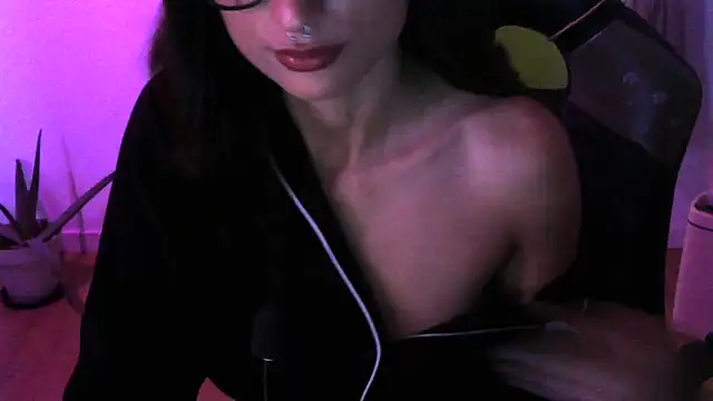 Snapshot of LucyGrayX chatting on November 10, 7:02 pm LucyGrayX online show from November 10, 7:02 pm