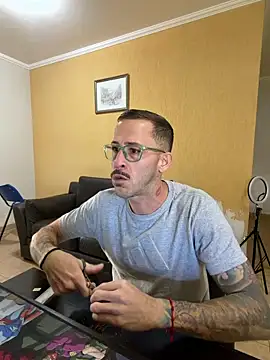 Snapshot of Lucasjandre chatting on June 5, 10:32 am Lucasjandre online show from June 5, 10:32 am