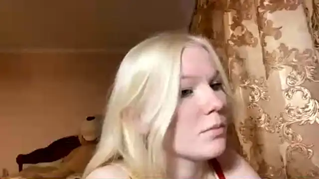 Snapshot of LynellMahe chatting on November 17, 10:43 am LynellMahe online show from November 17, 10:43 am