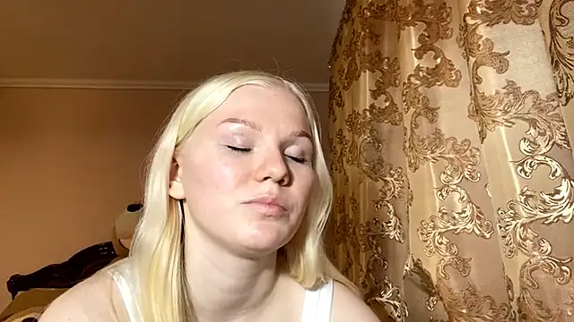 Snapshot of LynellMahe chatting on December 1, 10:42 am LynellMahe online show from December 1, 10:42 am