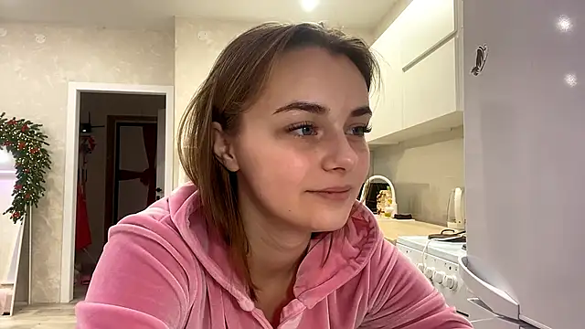 Snapshot of GeralynChiszar chatting on December 18, 4:40 am GeralynChiszar online show from December 18, 4:40 am