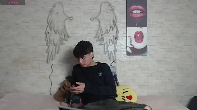 axel milo kairo and noa online show from December 18, 1:06 pm