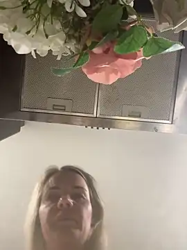 Snapshot of Cutebrowneyes_ chatting on February 3, 10:15 pm Cutebrowneyes online show from February 3, 10:15 pm