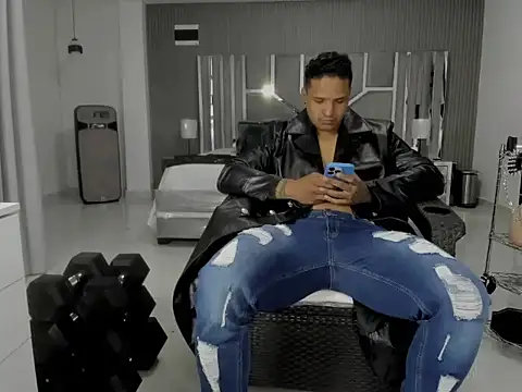 Snapshot of master_leather chatting on July 18, 6:34 pm master leather online show from July 18, 6:34 pm