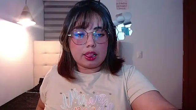 Snapshot of YiniBelle chatting on November 20, 3:28 am YiniBelle online show from November 20, 3:28 am