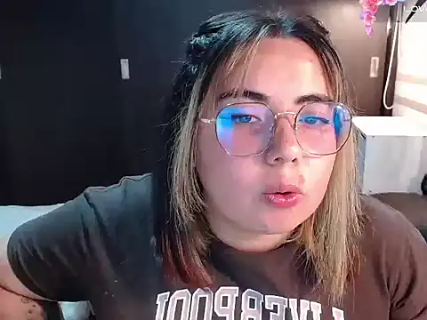 Snapshot of YiniBelle chatting on March 9, 1:20 am YiniBelle online show from March 9, 1:20 am